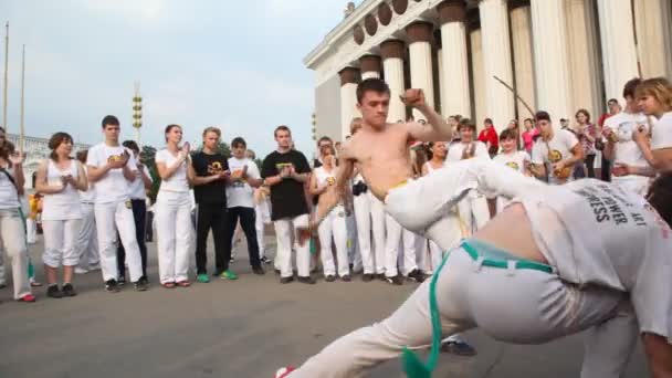 Moskova - 15 Mayıs: iki erkek dans Mayıs 15, 2010, Moskova, Rusya tüm-Rusya Fuar Merkezi'nde gerçek capoeira performans. Capoeira bir afro-Brezilya malzeme sanattır. — Stok video