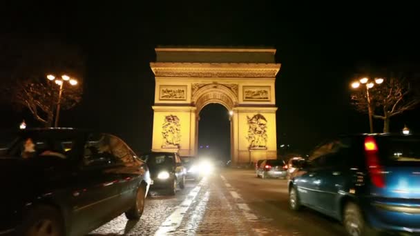 Автомобили приближаются к Триумфальной арке — стоковое видео