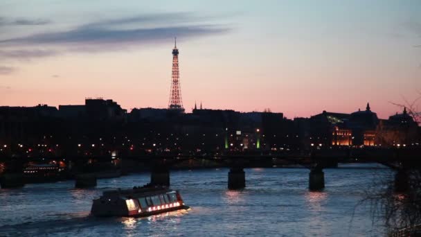 Kapal bergerak di sungai ke jembatan besi malam di Paris — Stok Video