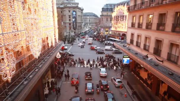 Zwei Paneele an Häuserwänden, viel Verkehr und Fußgängerüberweg in Paris — Stockvideo