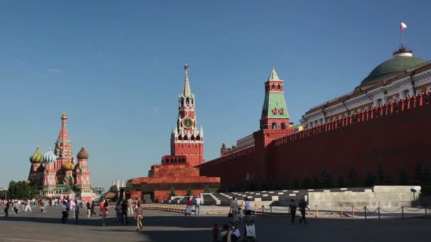 Kremlin da vista da Praça Vermelha com turistas andando por aí — Vídeo de Stock