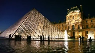 piramid önünde louvre yakınındaki turist yürümek