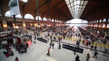 commuters walk ın paris Kuzey İstasyonu
