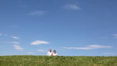 Olgun çift konuşmak hill, stop ve kapalı el güneşten uzakta görünüyor sahip sahiptir.