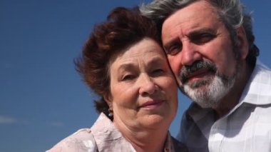 mutlu olgun çift durgunluk yaslanarak yanaklar ve yaz aylarında gökyüzü gülümsemek