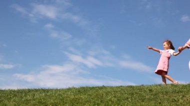 kız tarafından büyük annesi ve kardeşi el parmak yol gösterir.