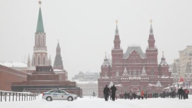 bir grup insan, kar yağışı altında Moskova Kızıl Meydan