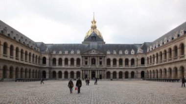 Devlet les Invalides Paris avlusu
