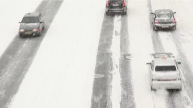 düşük hızlı şehir trafik kar yağışı altında geçer