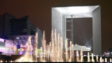 Agam çeşme (Puteaux) Grand kemer La Defense önünde