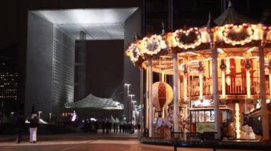 Carousel la savunma grand arch yakınındaki aydınlatma ile