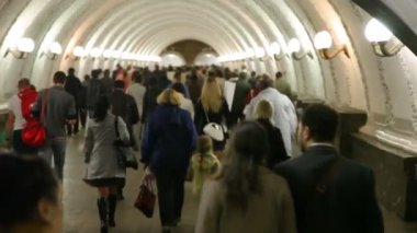 insanlar metro koridorda gider.