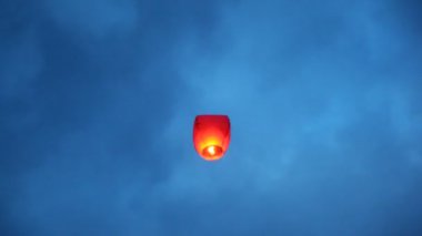 parlayan Çince fener gökyüzüne yükselir ve bir kenara başlamaktadır