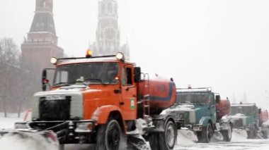 kar yağışı kremlin yakınındaki pulluklar ile Belediye birimleri kaldırma