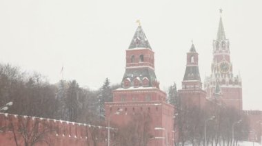 Moskova Kremlin'in kuleleri büyük kar yağışı altında
