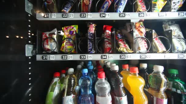 Automat z butelek napojów i czekoladki. — Wideo stockowe