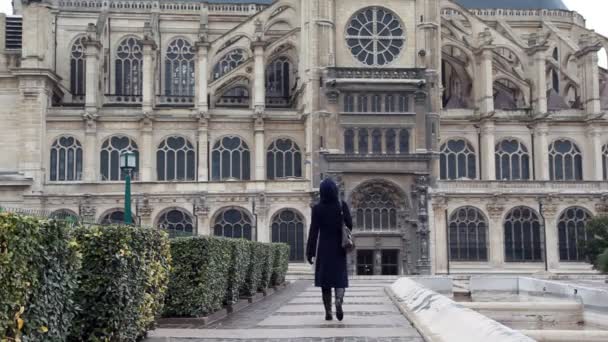 Mulher vai na praça para a antiga catedral — Vídeo de Stock