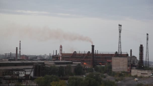 Fábrica moderna con chimenea . — Vídeo de stock