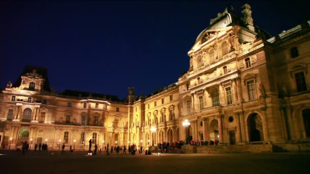 Turistas caminan en la plaza frente al Louvre — Vídeos de Stock
