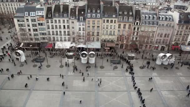 In de buurt van de wachtrij centrum georges pompidou in georges pompidou plein — Stockvideo