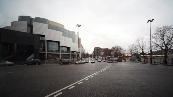 Új Opera Theatre és a közúti előtte — Stock videók