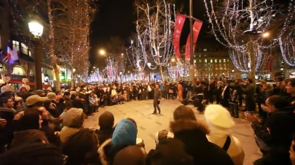 Persone che guardano lo spettacolo di artisti di strada — Video Stock