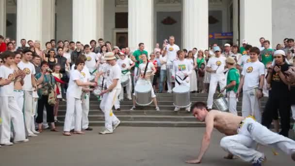 Moskau - 15. Mai: Mann tanzt in echter Capoeira-Performance auf dem allrussischen Ausstellungszentrum am 15. Mai 2010 in moskau, Russland. Capoeira ist eine afro-brasilianische Materialkunst. — Stockvideo