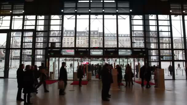 Menschen gehen in der Nähe des Haupteingangs im Zentrum Georges Pompidou — Stockvideo