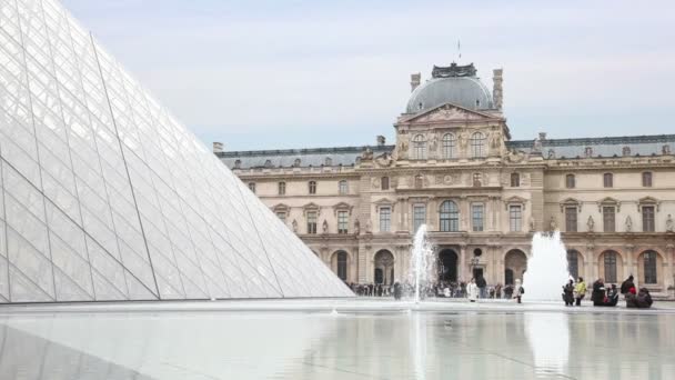 Turistas caminham perto de fontes em frente ao Louvre — Vídeo de Stock