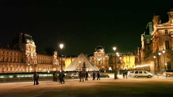 Turistas caminan en la plaza frente al Louvre — Vídeo de stock