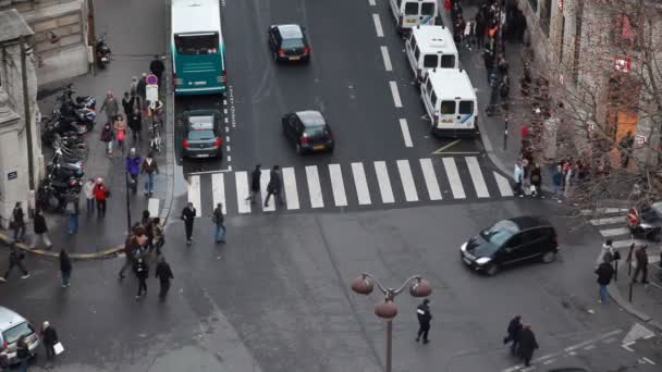 Зайнятий трафіку і пішохідний перехід в центрі Парижа — стокове відео