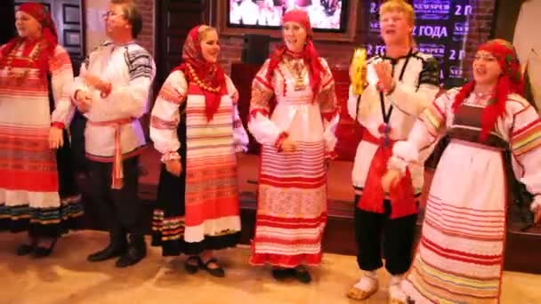 Russische folklore ensemble obereg zingt lied — Stockvideo