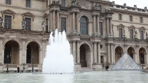 Turistas caminan frente al Louvre — Vídeos de Stock