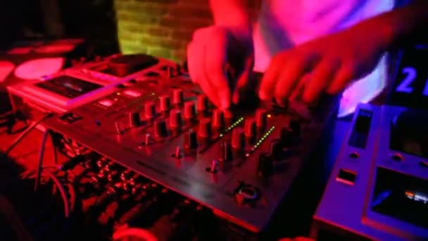 Gros plan de la pulsion derrière laquelle fonctionne le Dj . — Video