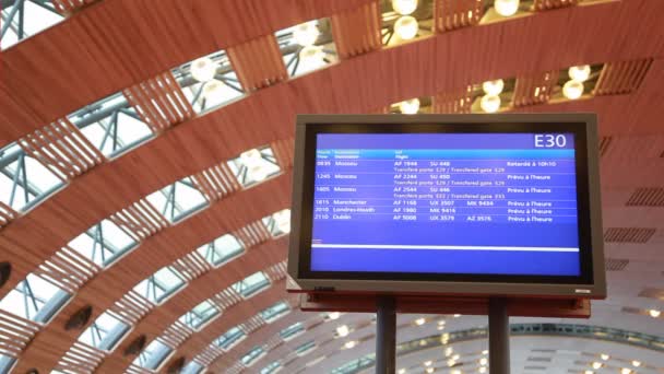 Repülőtér boltíves mennyezet alatt elhelyezett információs tábla — Stock videók
