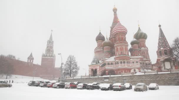 Moscú Torre Spasskaya del Kremlin y Catedral de San Basilio — Vídeos de Stock