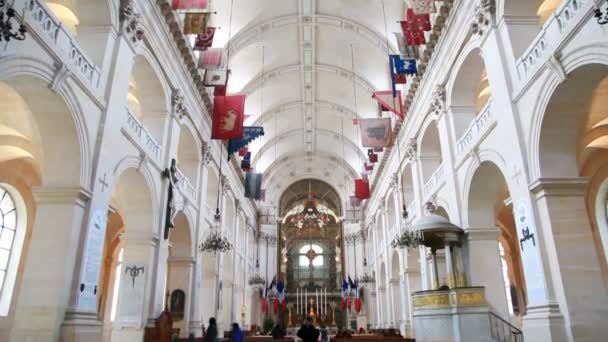 Dentro da Catedral de St. Louis, famosa para que seja enterrado Napoleão, em Paris — Vídeo de Stock