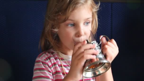 Klein meisje thee drinken in de trein. — Stockvideo