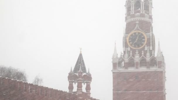 Torre Spasskaya de Moscou Kremlin sob showfall — Vídeo de Stock