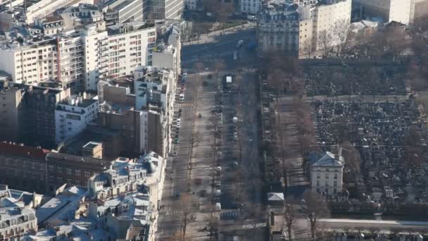 Левые дома и правые кладбища Монпарнаса в Париже — стоковое видео