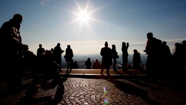 Pessoas em plataforma de observação na Sacré-Coeur em Paris — Vídeo de Stock