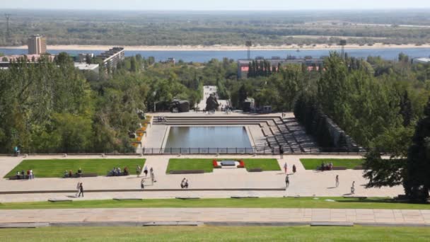 People walk on descent of Mamayev Kurgan in Volgograd. — Stock Video