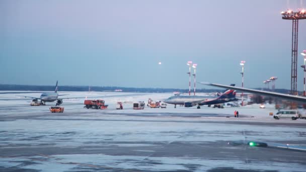 Gebied voor vliegtuigen op luchthaven, machine reinigt sneeuw — Stockvideo