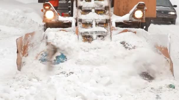 Муниципальная машина для уборки снега захватывает снег с улицы — стоковое видео