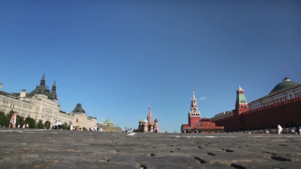 Rode plein uitzicht vanaf baksteen grond met toeristen — Stockvideo
