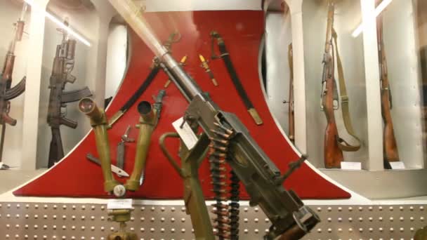 Military machinegun, stereo riflescope behind the glass in museum — Stock Video