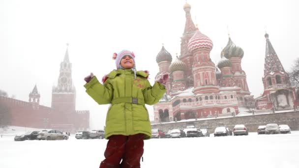 Girl plays with snowballs near Moscow Kremlin — Stock Video