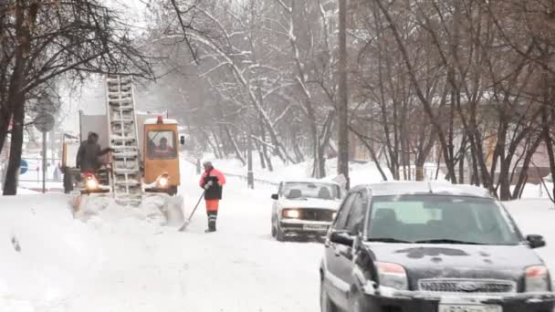 Moskvas kommunala arbetstagare ren snö. — Stockvideo