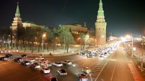 На ночном перекрестке возле Кремля в Москве — стоковое видео