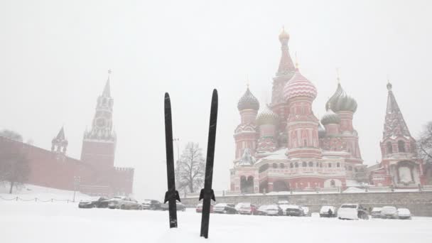 Par de esquís apilados verticalmente en la deriva de nieve — Vídeos de Stock